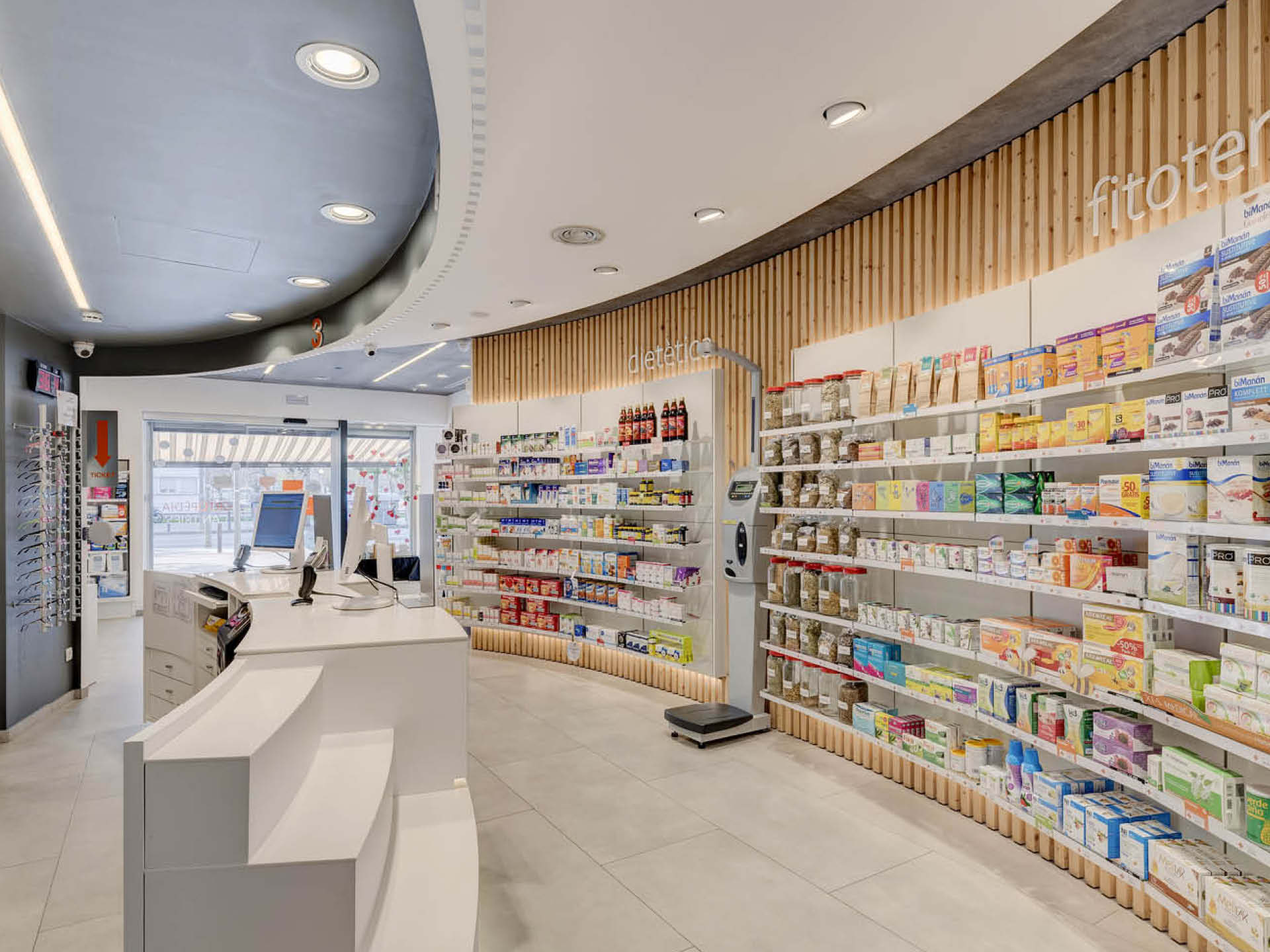 Lattes en bois verticales et plafond elliptique, symboles de la micro-architecture reliant les différents univers.