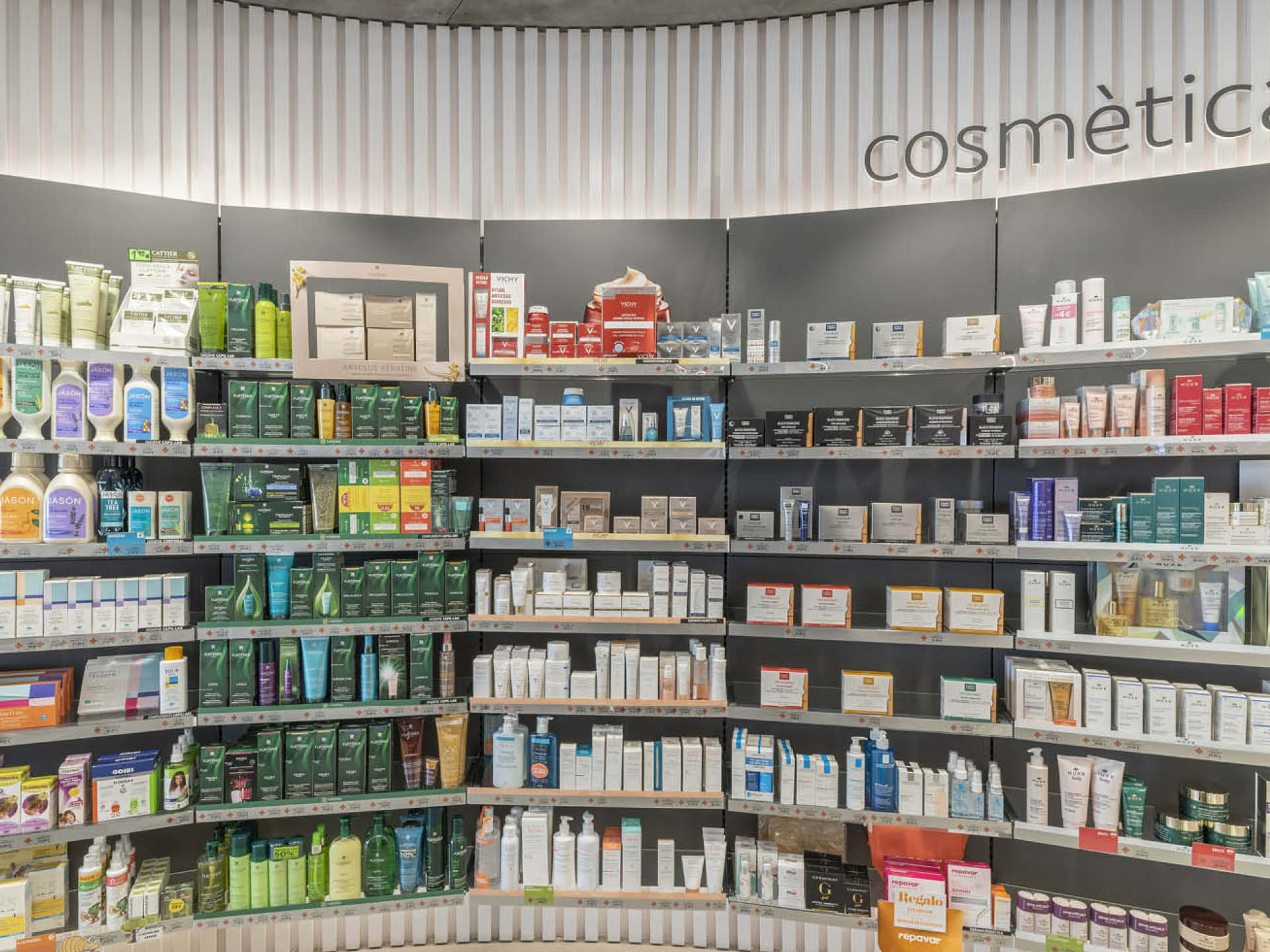 Espace cosmétique élégant, mettant en avant les produits beauté dans une ambiance raffinée.
