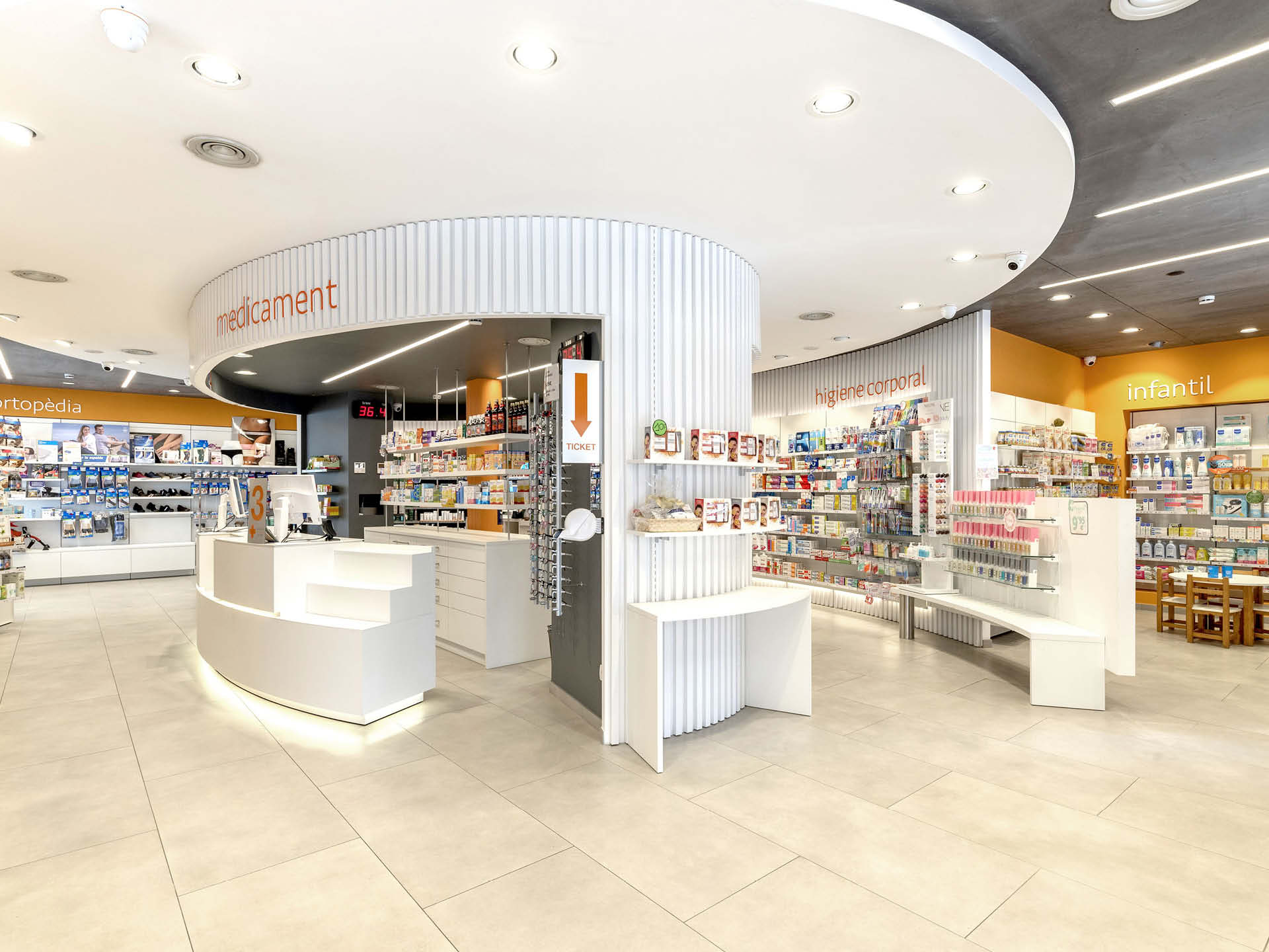 Comptoir arrondi central, favorisant la proximité entre patients et pharmaciens.