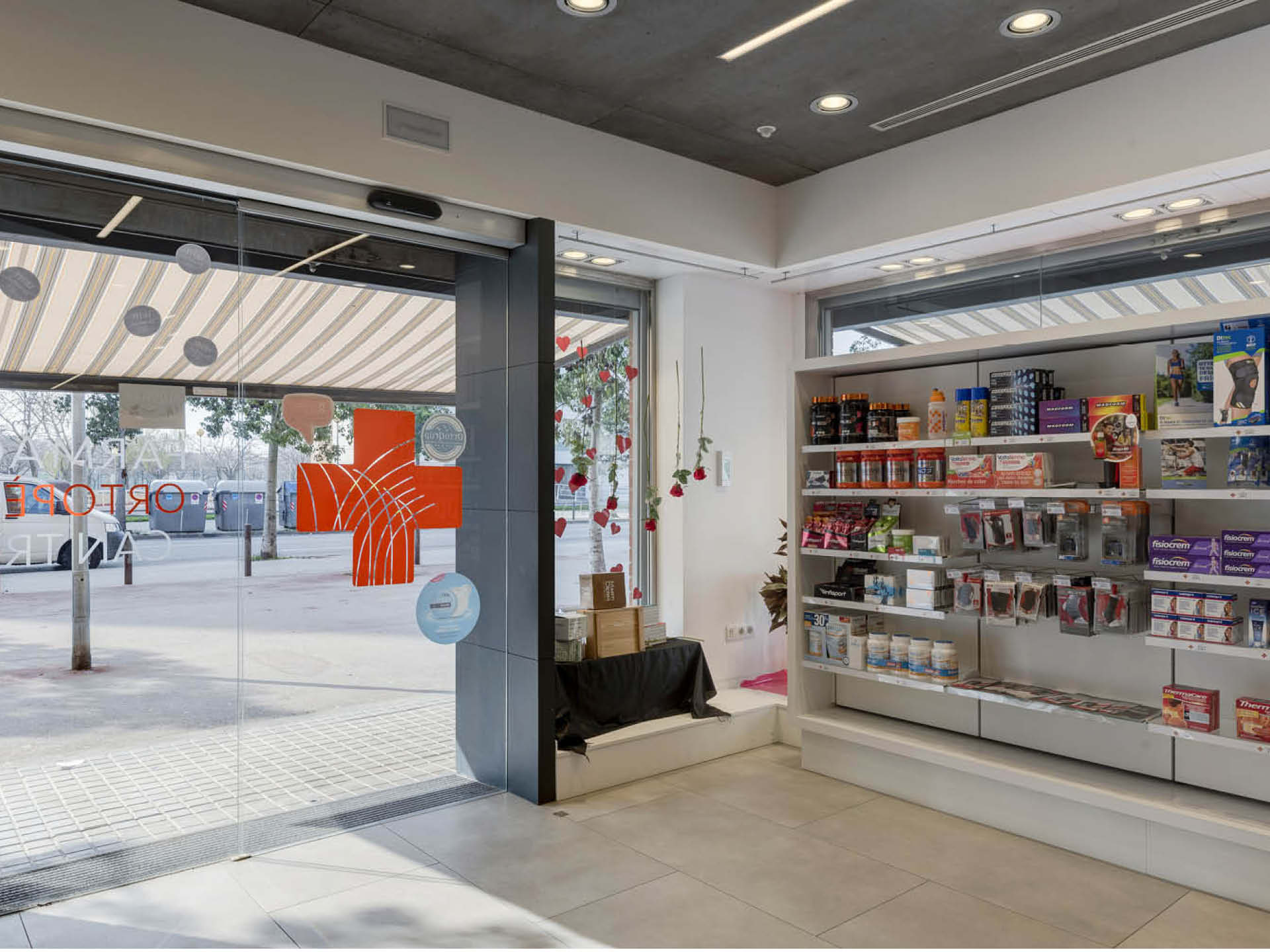 Espace de vente lumineux, conçu pour fluidifier le parcours client.