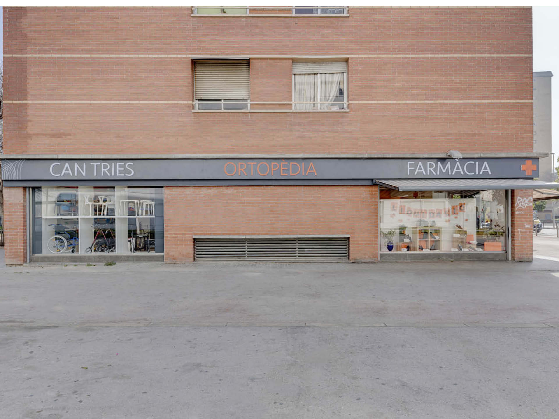 Façade moderne de la Pharmacie Can Tries, reflétant son ancrage local et son identité visuelle.