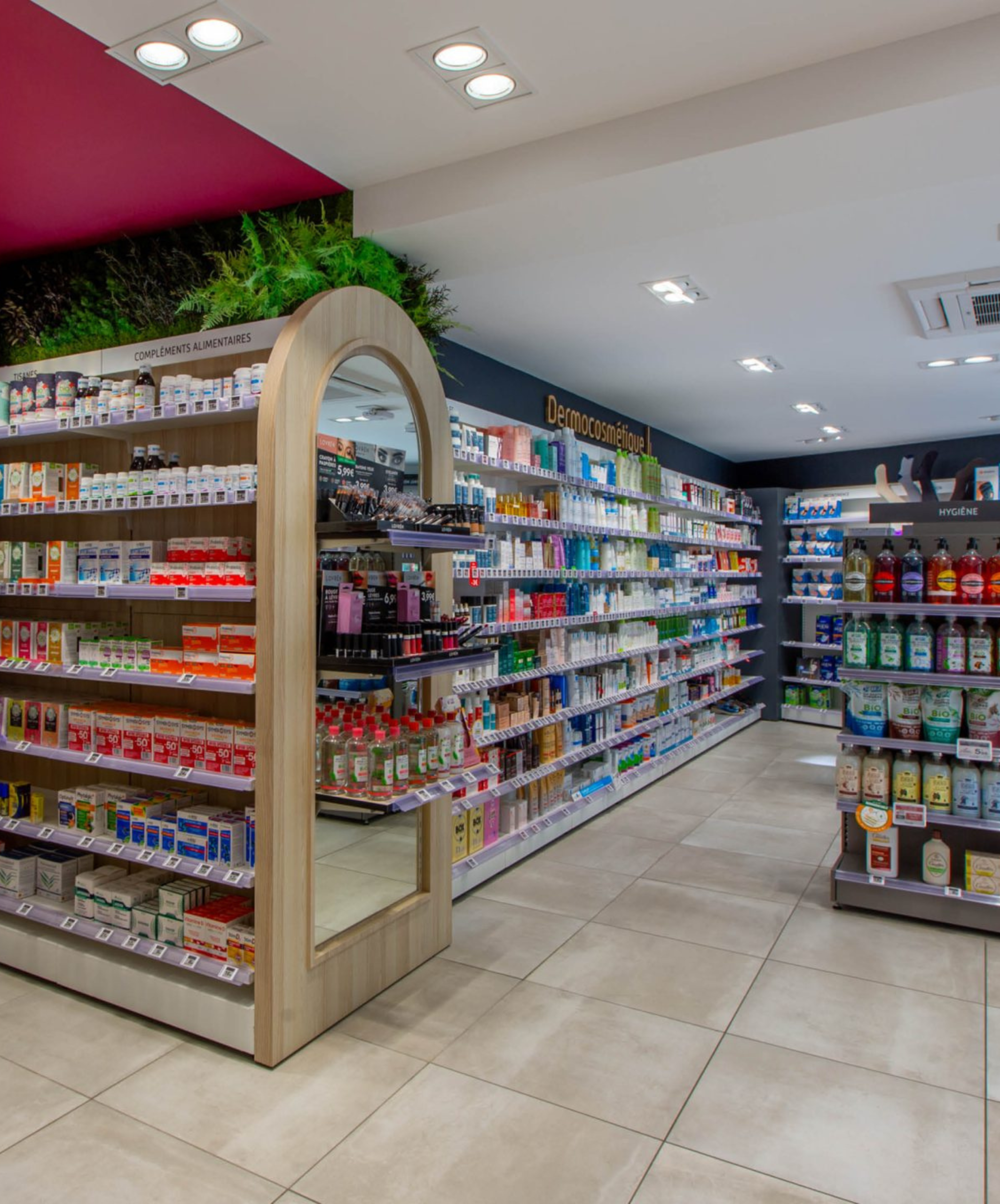 Mobilier sur-mesure, table d’animation et couleurs vives créant un univers immersif et apaisant.