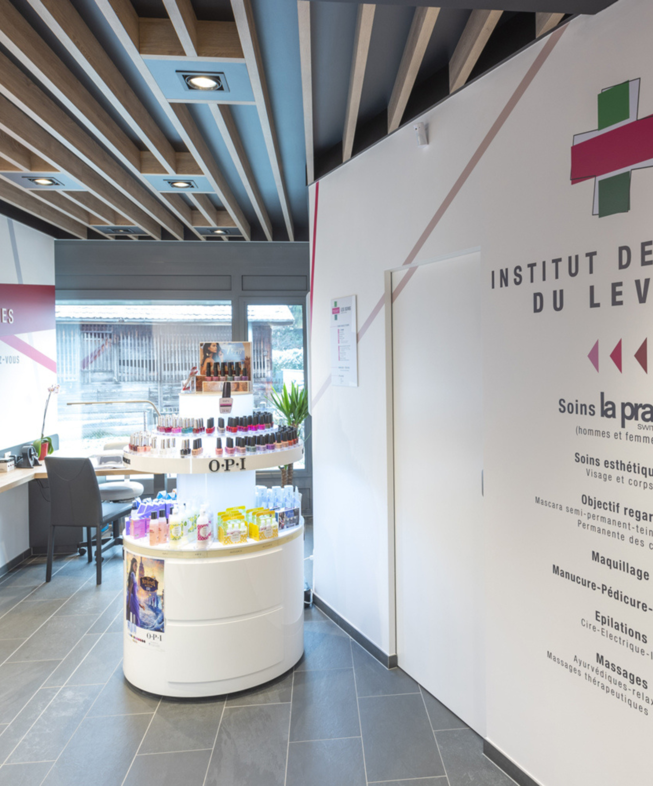 Signalétique sur l'espace beauté avec mise en avant des différentes propositions de services beauté au sein de la pharmacie.