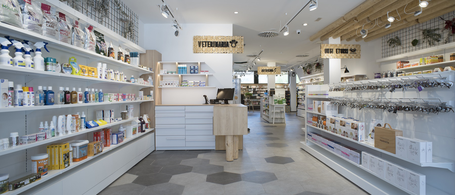 Espace d’accueil lumineux et fluide, favorisant la proximité et le conseil grâce à un agencement ergonomique et moderne.