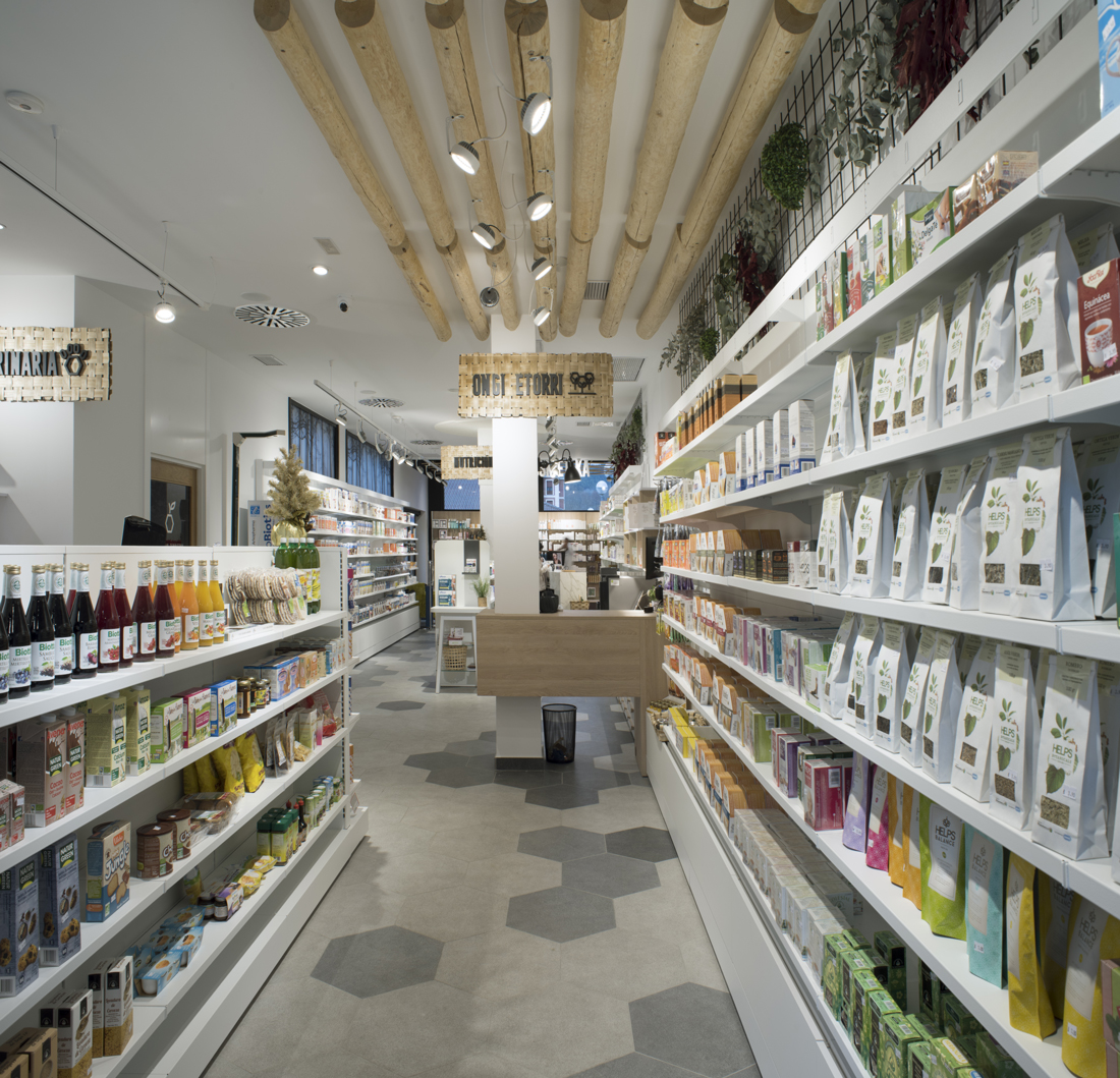 Espace d’accueil fluide et lumineux où l’ergonomie du mobilier facilite les échanges et renforce l’efficacité de l’équipe officinale.