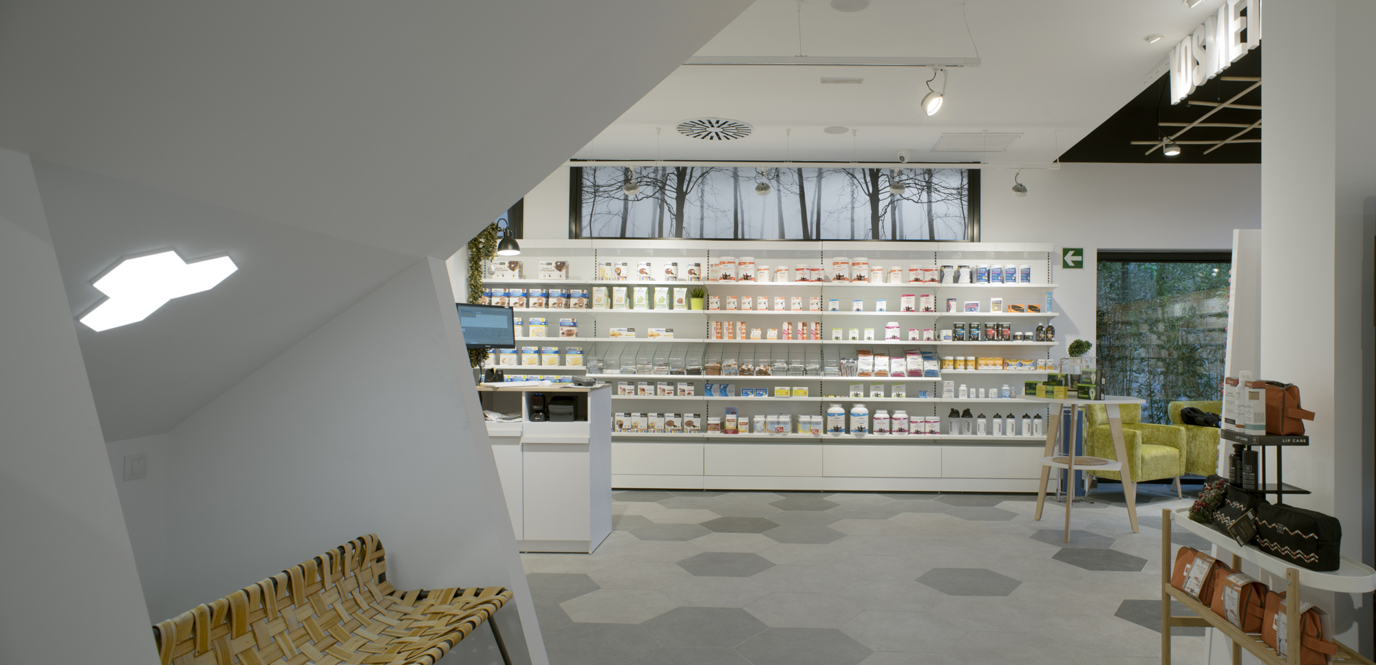 Espace d’accueil fluide et lumineux où l’ergonomie du mobilier facilite les échanges et renforce l’efficacité de l’équipe officinale.