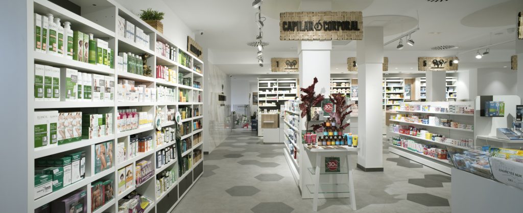 Espace d’accueil lumineux et fluide, favorisant la proximité et le conseil grâce à un agencement ergonomique et moderne.