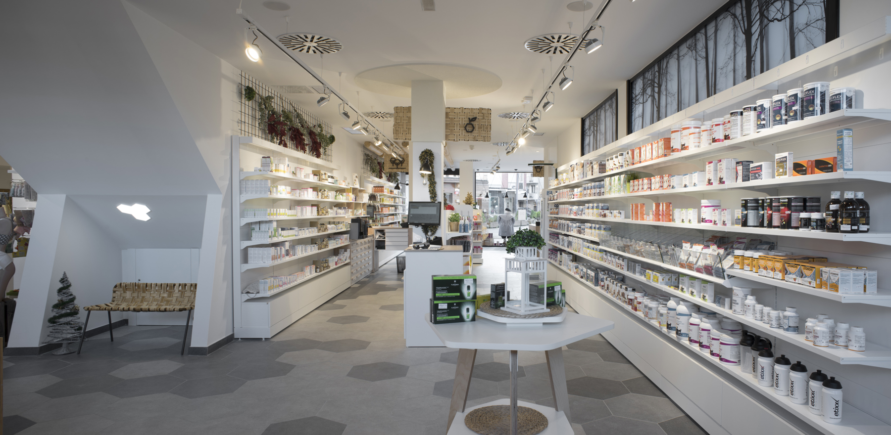 Espace d’accueil lumineux et fluide, favorisant la proximité et le conseil grâce à un agencement ergonomique et moderne.