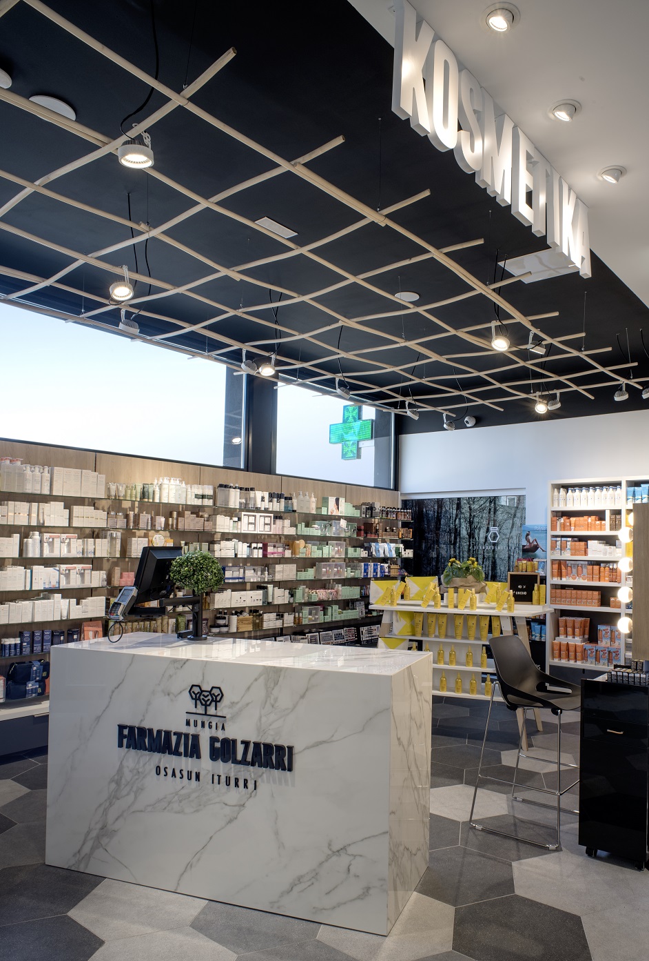 Espace d’accueil lumineux et fluide, favorisant la proximité et le conseil grâce à un agencement ergonomique et moderne.