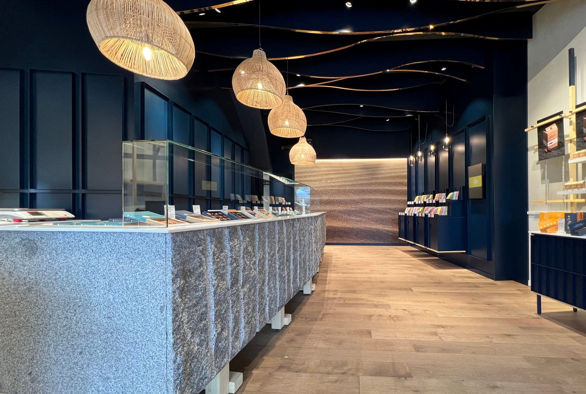 Magasin secteur retail. Mobilier bois et métal sur mesure Mobil M Agencement