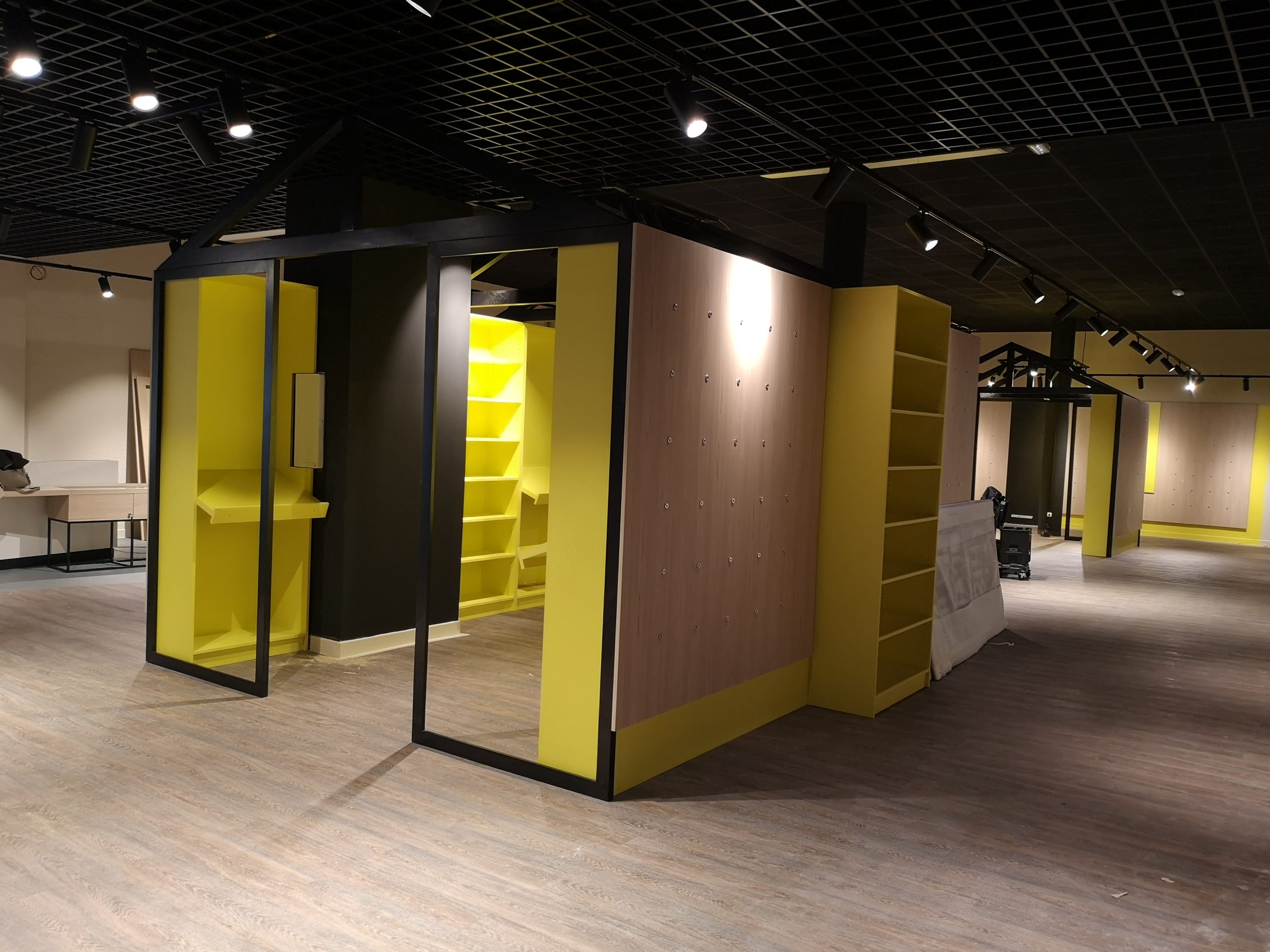 Secteur retail. Magasin chaussures. Mobilier bois sur mesure Mobil M Agencement