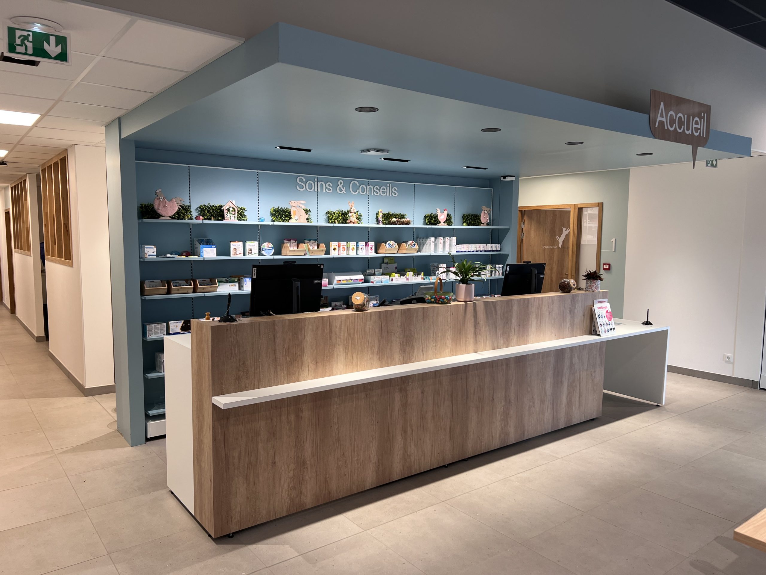 Secteur Santé, clinique vétérinaire. Mobilier en bois sur mesure. Banque d'accueil. Mobil M Agencement