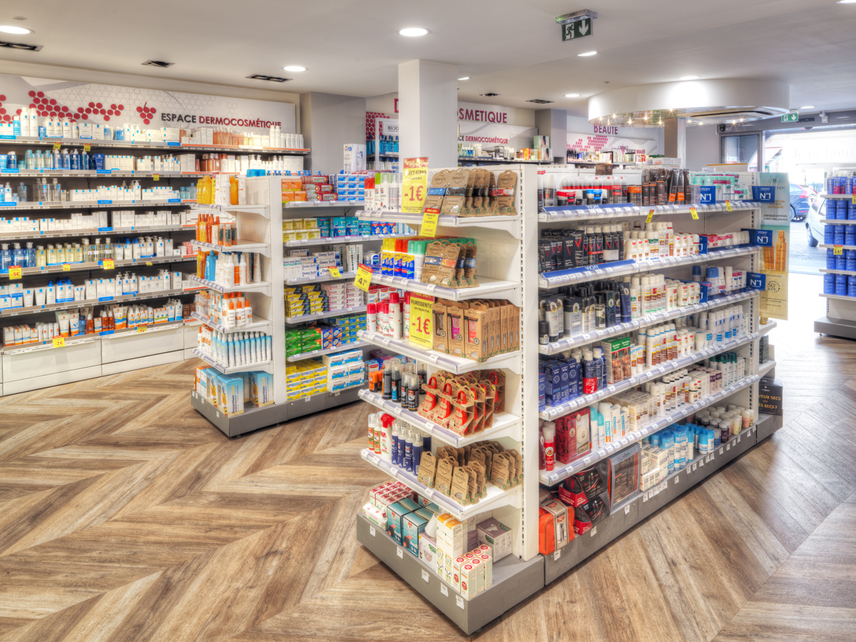 Espace de vente lumineux et chaleureux de la pharmacie.