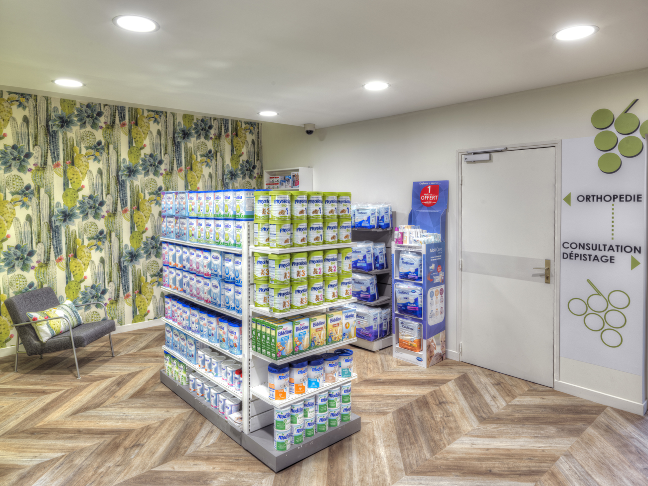 Espace de vente lumineux et chaleureux de la pharmacie.