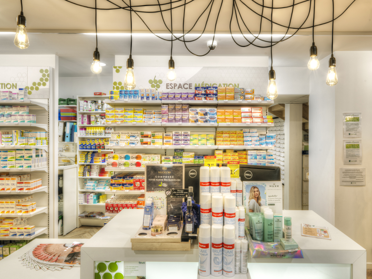 Comptoirs d’accueil ergonomiques et design naturel.