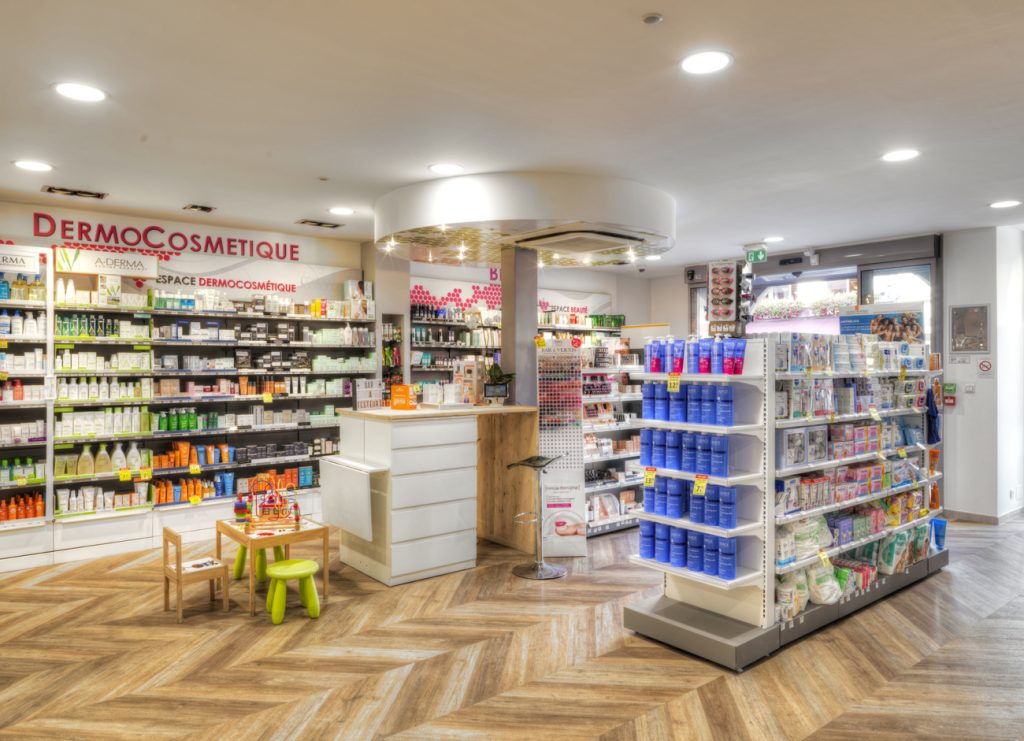 Espace de vente lumineux et chaleureux de la pharmacie