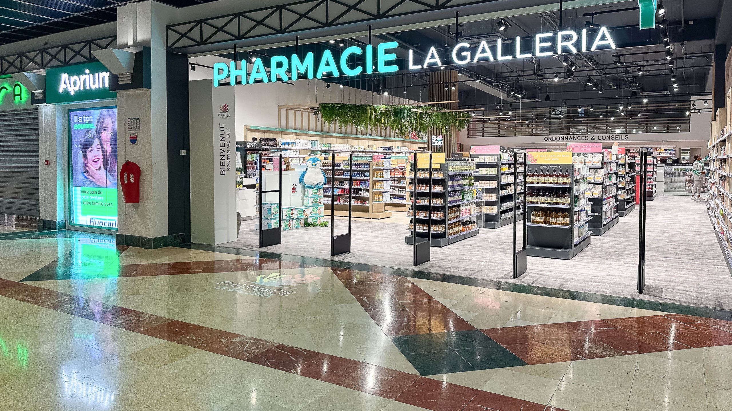 Façade de la Pharmacie La Galleria au Lamentin, moderne et accueillante, reflétant l’identité visuelle rose et bleue.