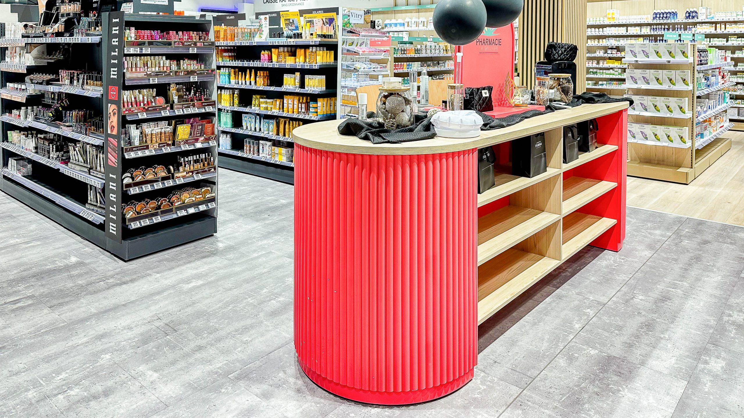 Mobilier ondulé sur-mesure dans l’espace beauté, optimisant la présentation et l’expérience client.