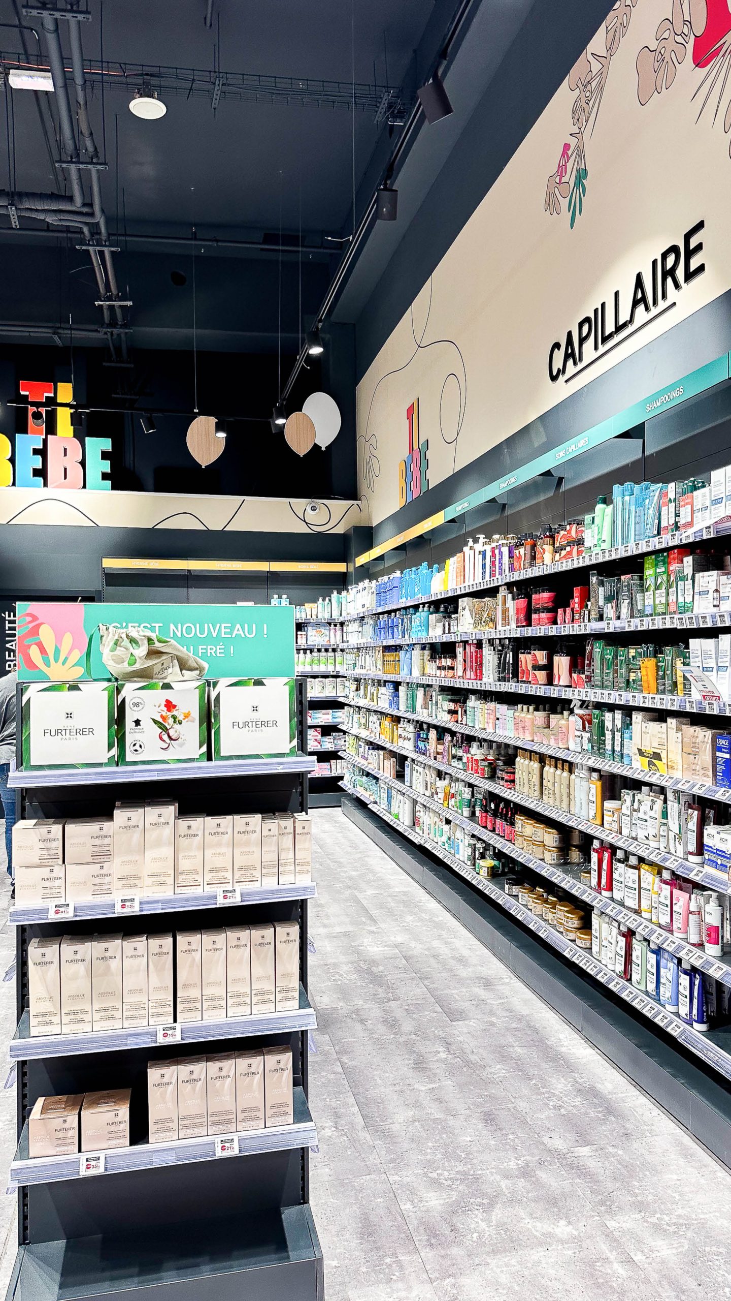 Vue générale de l’officine en L, avec parcours client fluide et zones différenciées.