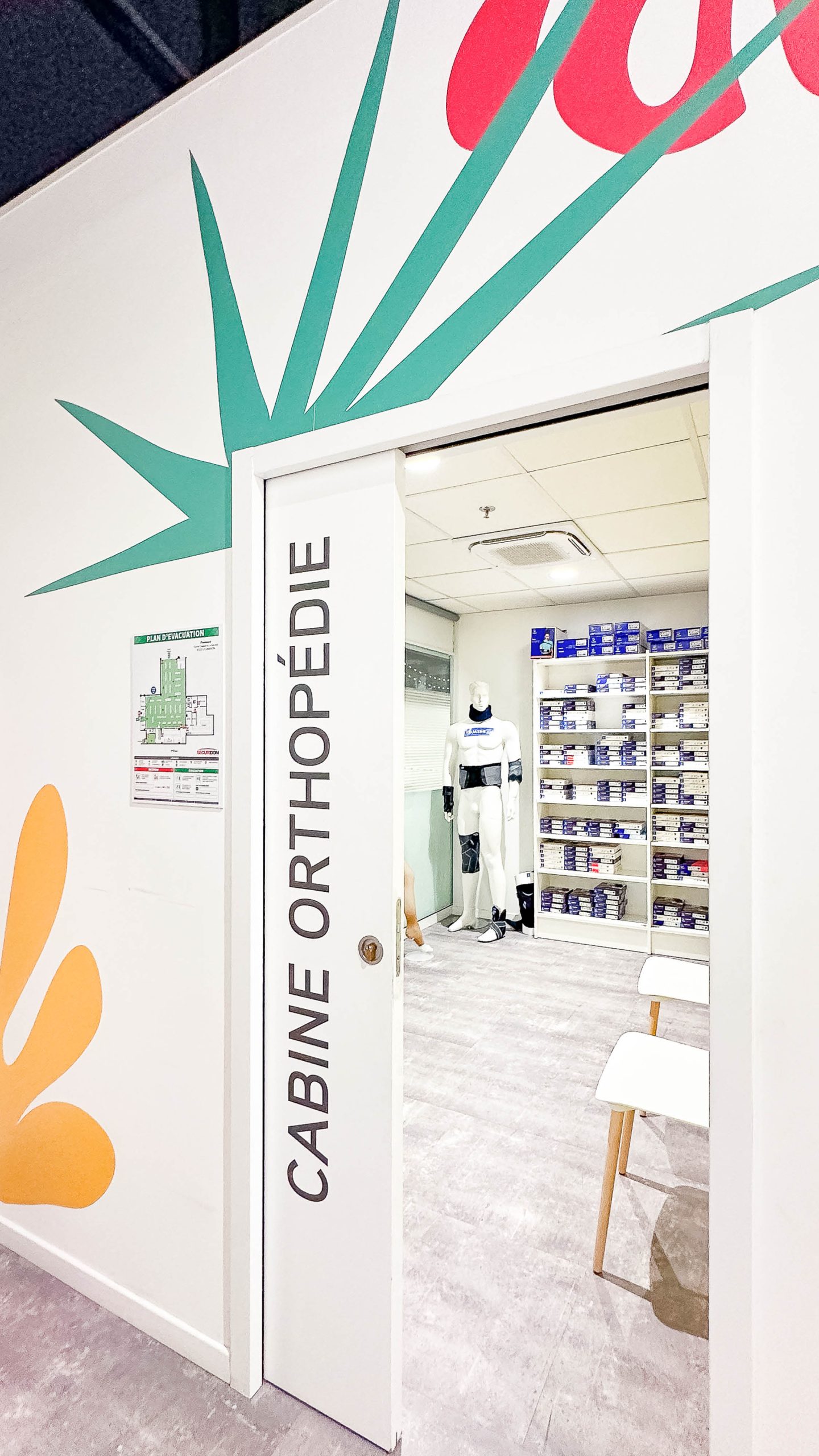 Signalétique claire guidant les clients à travers les différents univers de la pharmacie.