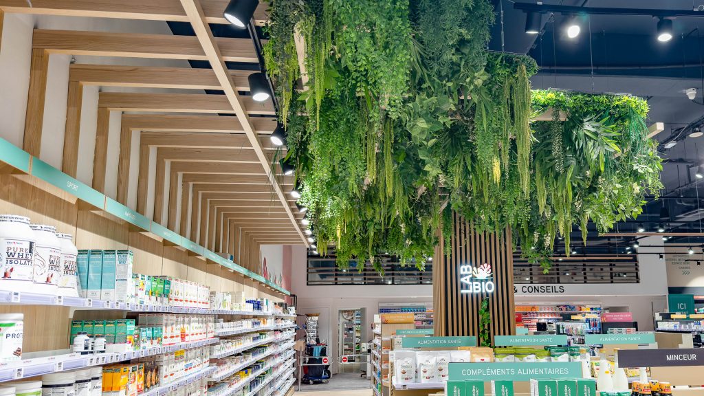 Éléments décoratifs et végétaux intégrés dans l’espace nature pour créer un univers photogénique et accueillant.