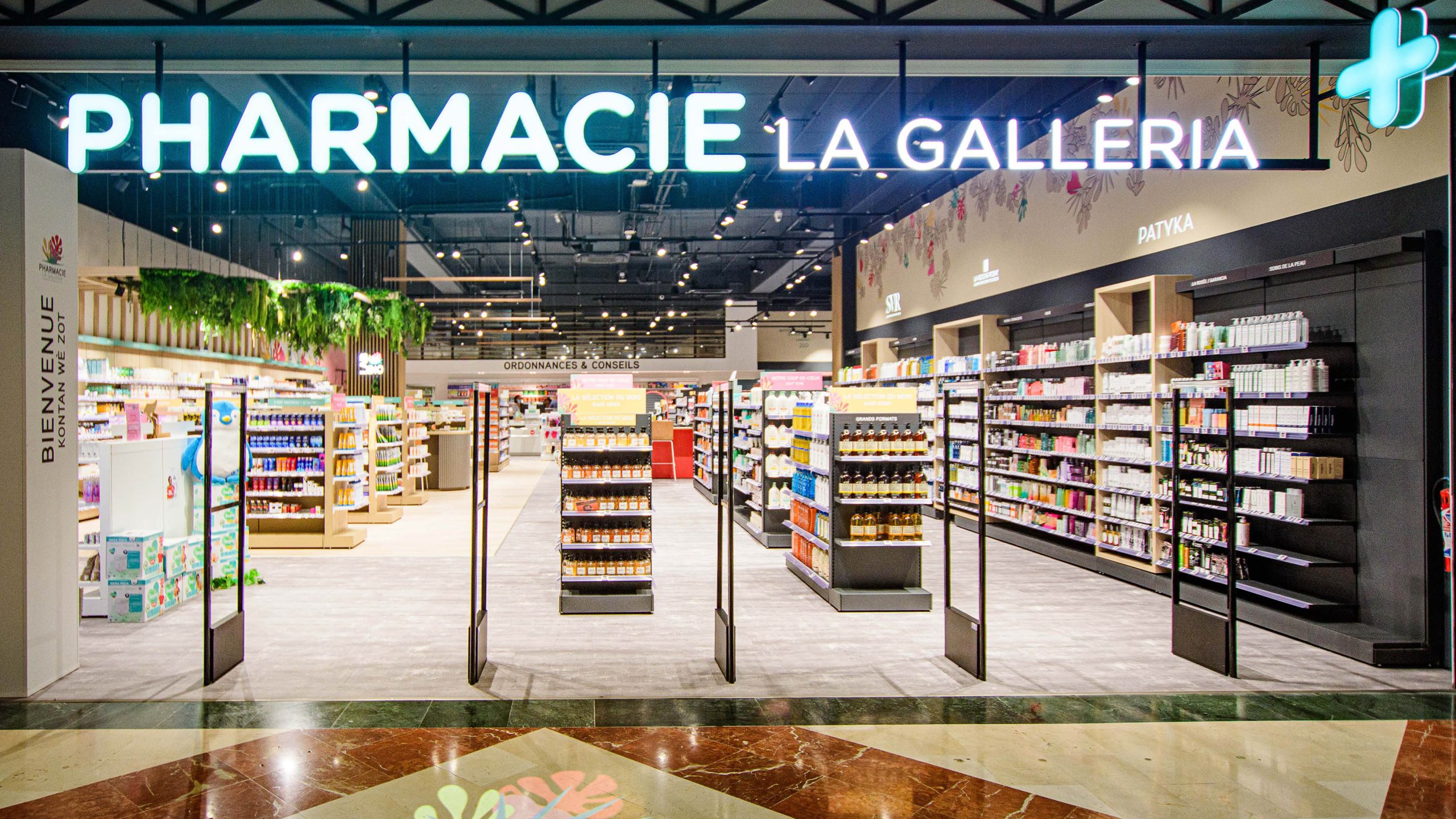 Entrée de pharmacie équipée d’un portique de sécurité discret pour prévenir les vols tout en préservant l’accueil client.