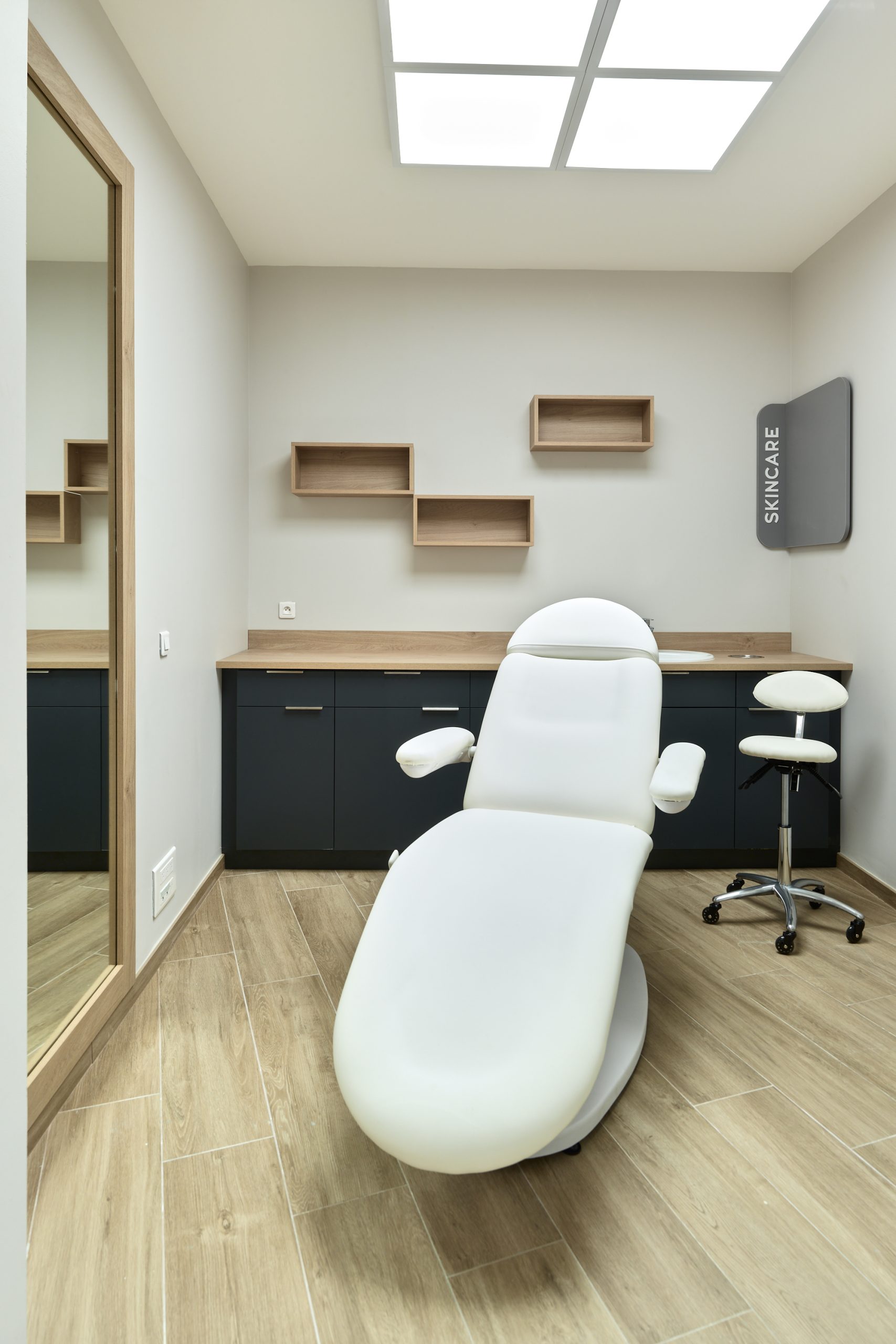 Cabine de confidentialité aménagement de manière chaleureuse avec du bois et du mobilier sur-mesure.