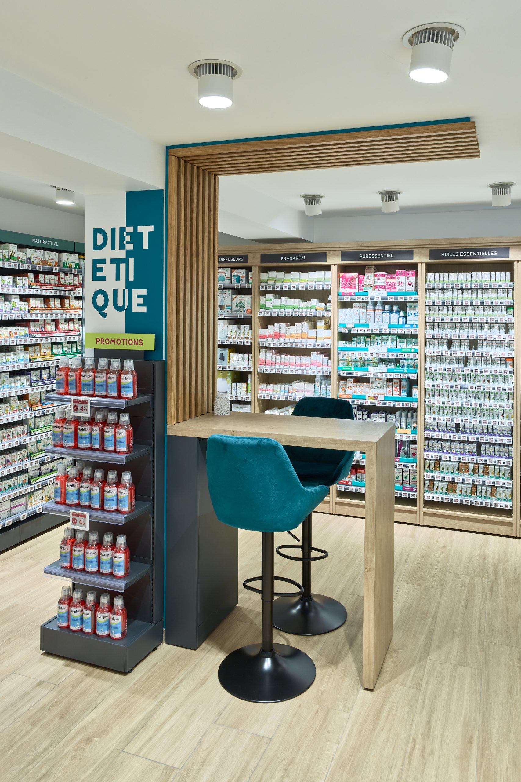 Corner beauté haut de gamme de la Pharmacie Carré Opéra, intégrant un design épuré et un mobilier sur mesure.