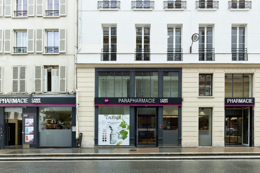 Façade contemporaine de la Pharmacie Carré Opéra à Paris, reflétant l’identité haut de gamme de l’officine.