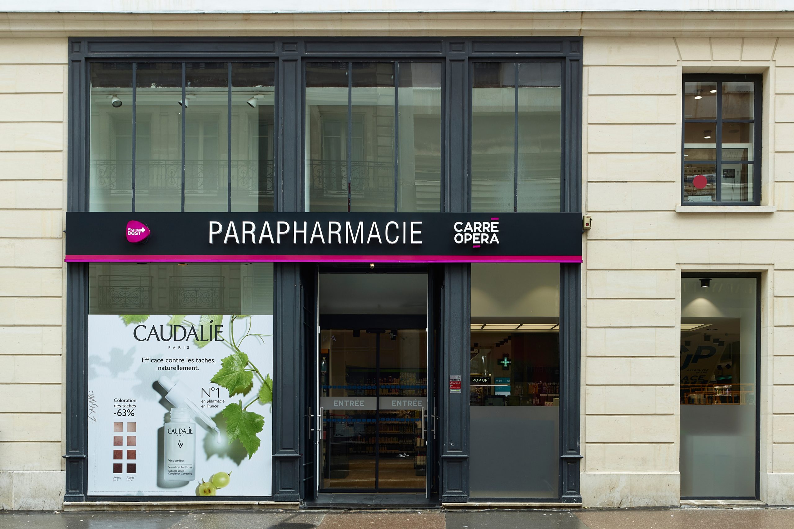 Façade contemporaine de la Pharmacie Carré Opéra à Paris, reflétant l’identité haut de gamme de l’officine.
