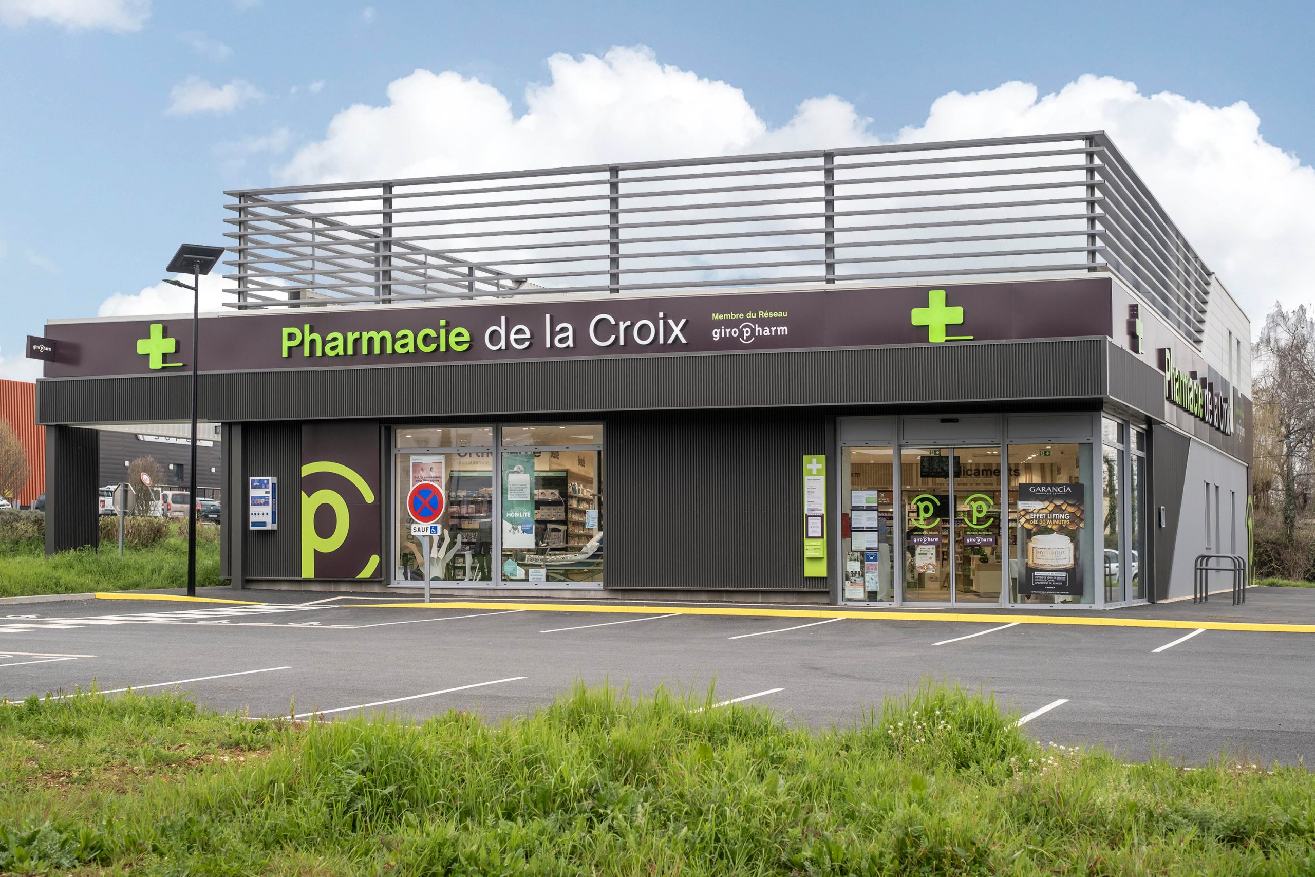 Façade moderne de la Pharmacie de la Croix à Melle, lumineuse et accueillante.