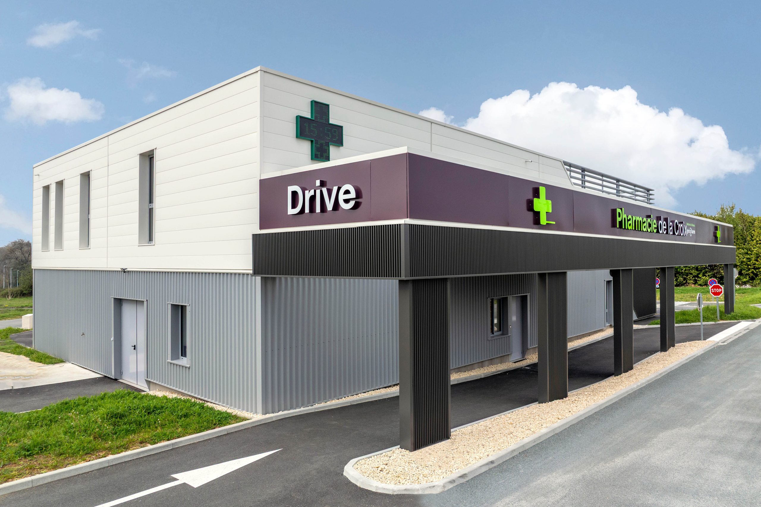 Espace moderne avec robot intégré et organisation optimisée pour le confort des équipes.