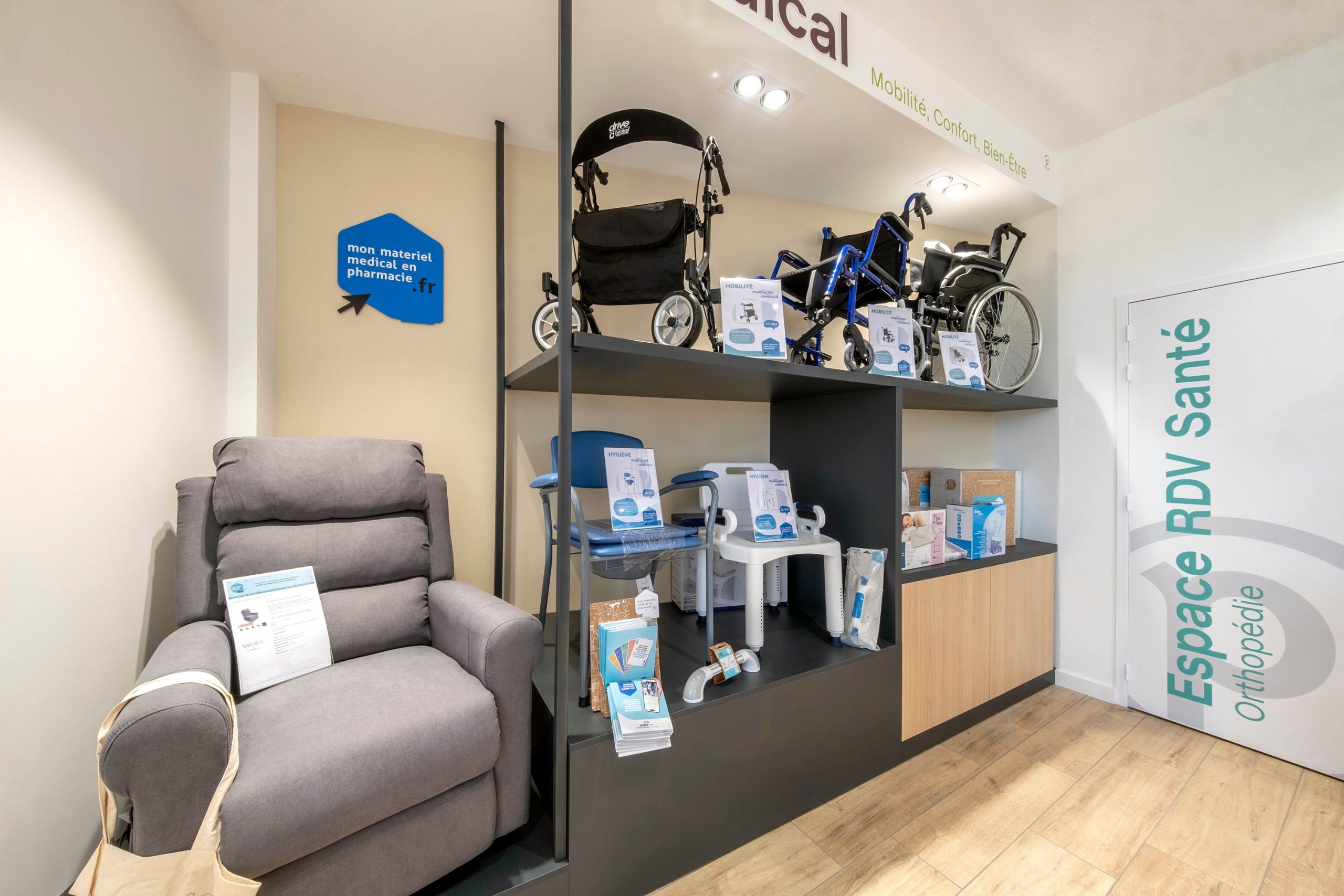 Mobilier adapté et clair pour un pôle professionnel et accessible.