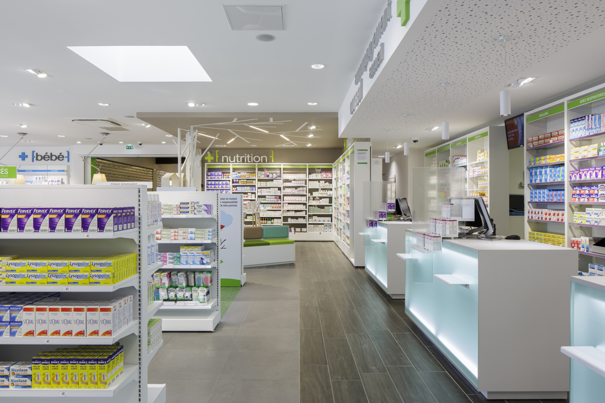 Comptoirs modernes et ambiance bien-être – Pharmacie de l’Atlantique