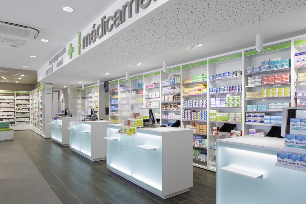 Comptoirs modernes et ambiance bien-être – Pharmacie de l’Atlantique