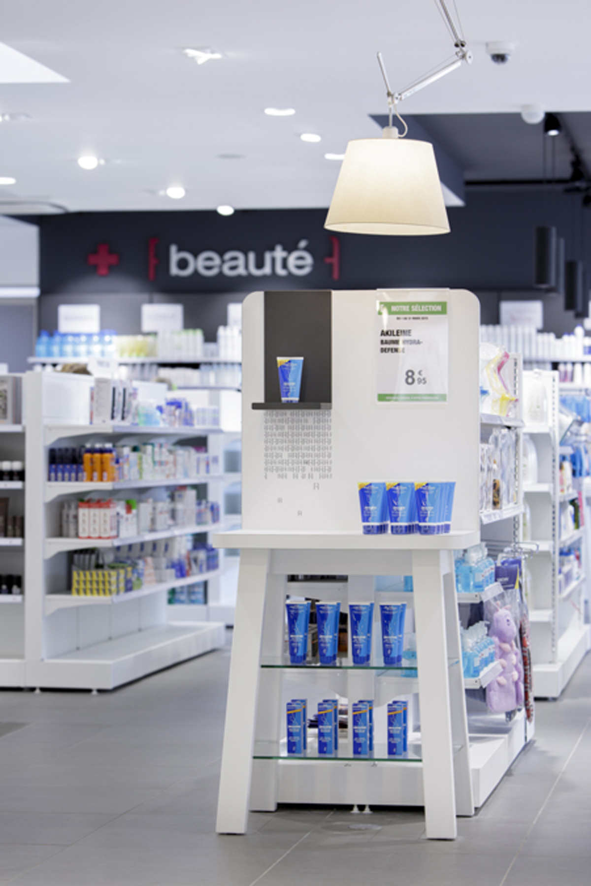 Espace de vente en bois clair avec signalétique fluide – Pharmacie de l’Atlantique
