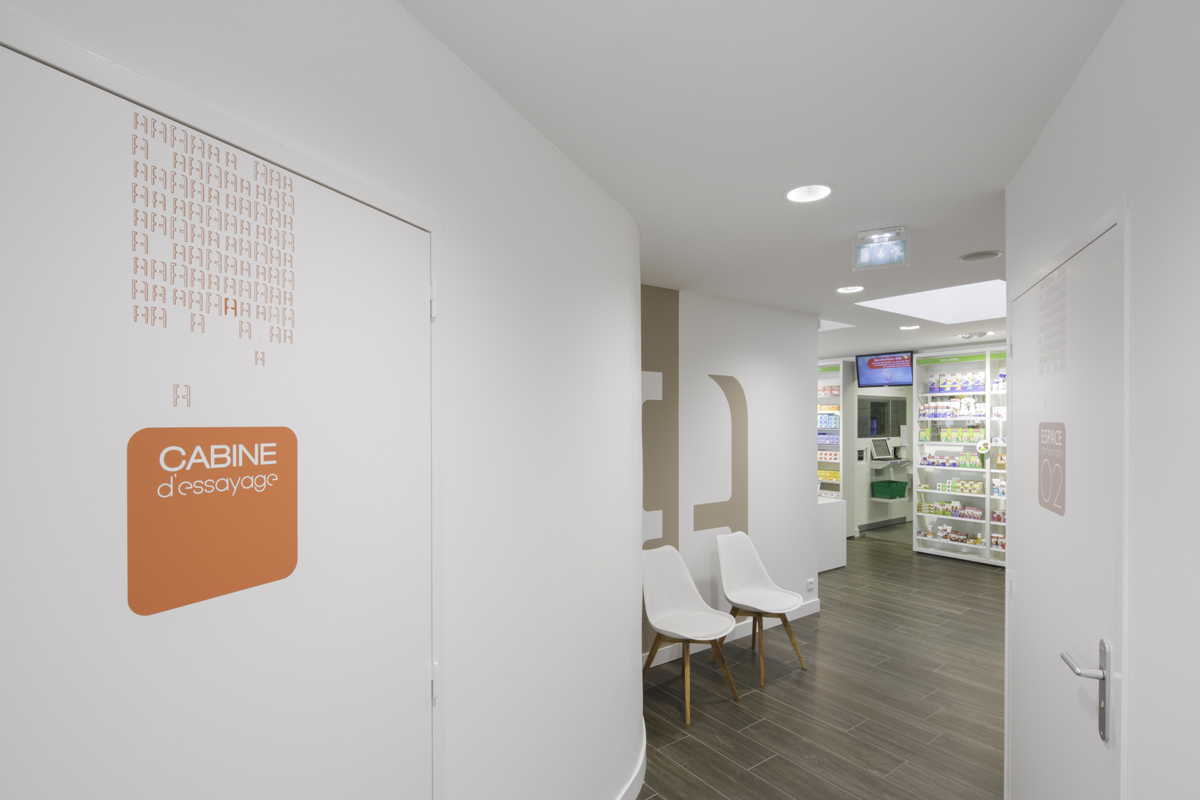 Cabines de confidentialité intégrées dans un agencement naturel – Pharmacie de l’Atlantique
