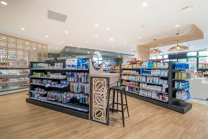 Espace de vente lumineux et fluide, intégrant les corners nature, orthopédie-MAD et beauté.
