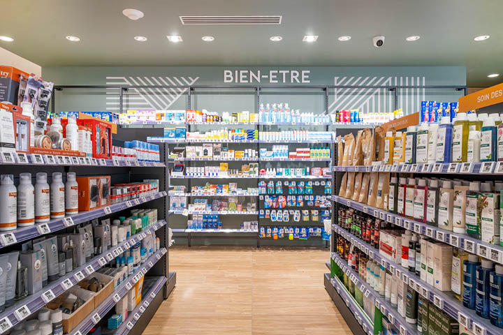 Espace de vente lumineux et fluide, intégrant les corners nature, orthopédie-MAD et beauté.