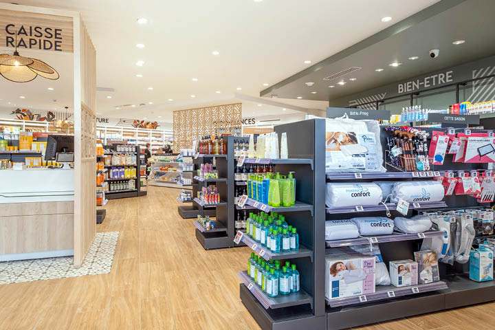 Espace de vente lumineux et fluide, intégrant les corners nature, orthopédie-MAD et beauté.