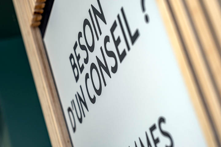 Visuel graphique végétal distinctif pour identifier l’espace nature et renforcer l’identité de l’officine.