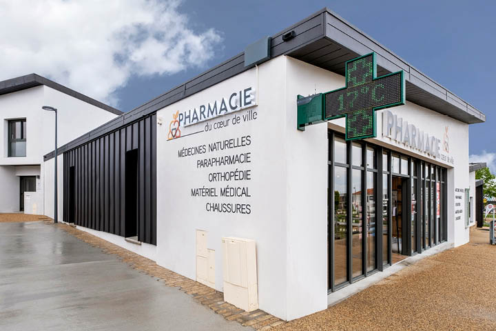Façade rénovée de la Pharmacie du Cœur de Ville avec signalétique moderne et identité graphique originale.