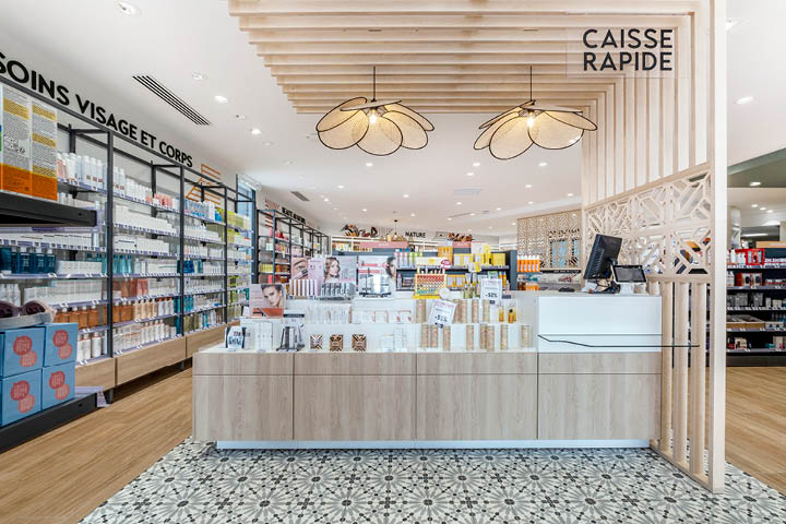 Caisse rapide au centre de l’officine pour optimiser les flux et faciliter les achats rapides.