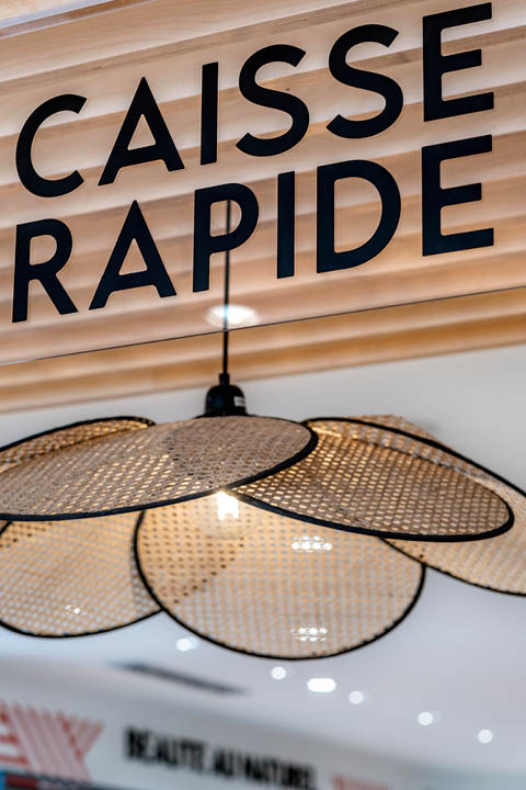 Caisse rapide au centre de l’officine pour optimiser les flux et faciliter les achats rapides.