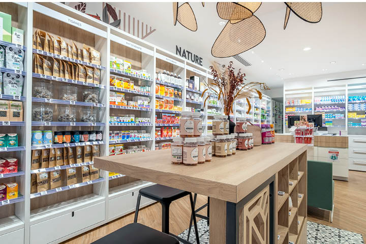 Bar nature et meuble à maquillage sur-mesure pour valoriser les expertises de la pharmacie.
