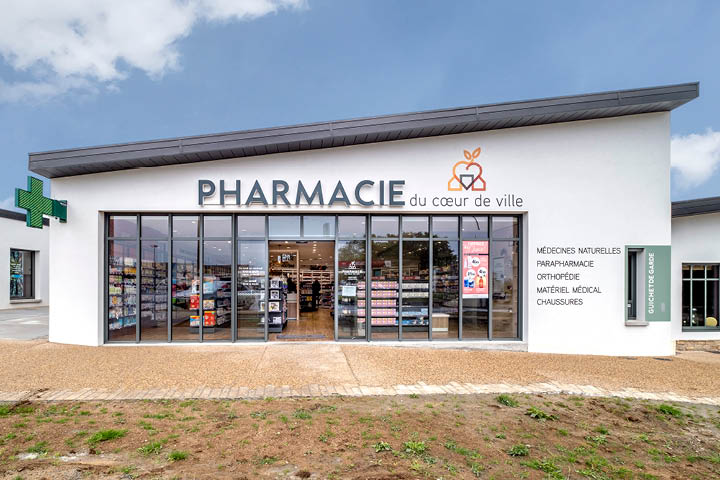 Façade rénovée de la Pharmacie du Cœur de Ville avec signalétique moderne et identité graphique originale.
