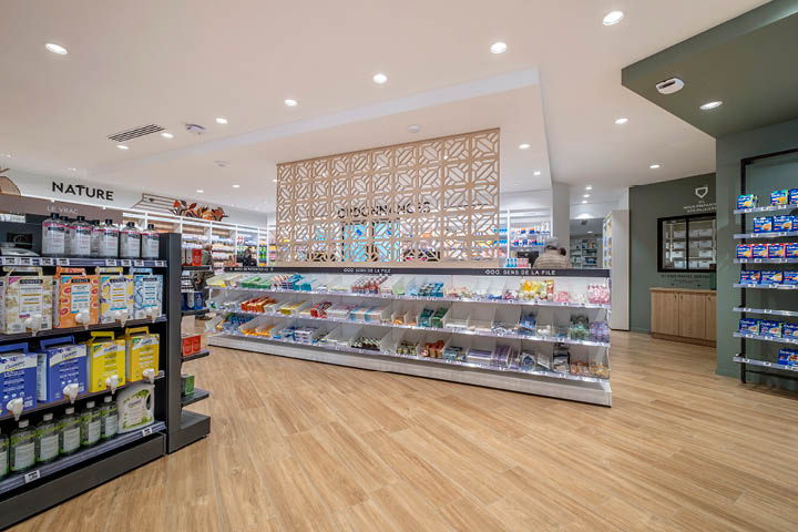 Espace de vente lumineux et fluide, intégrant les corners nature, orthopédie-MAD et beauté.