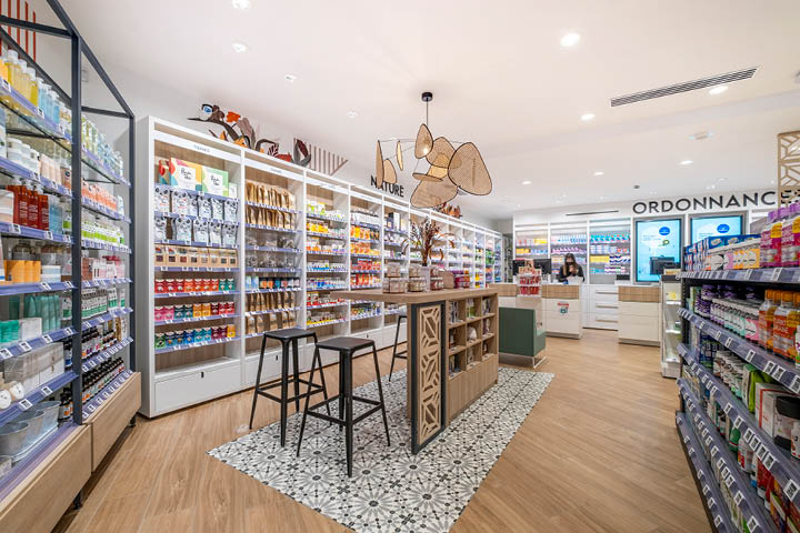 Bar nature et meuble à maquillage sur-mesure pour valoriser les expertises de la pharmacie.