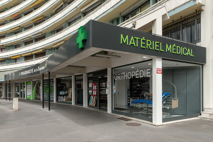 Façade modernisée de la Pharmacie de la Couronne à Saint-Dizier, reflétant une image contemporaine et accueillante.