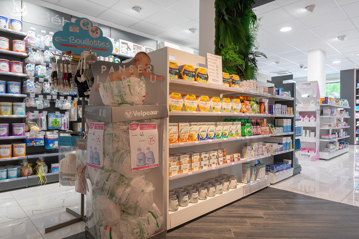 Linéaires modernes et épurés, valorisant les gammes santé et bien-être.